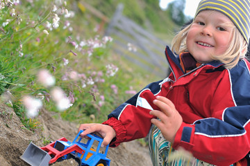 Kind spielt im Sandkasten