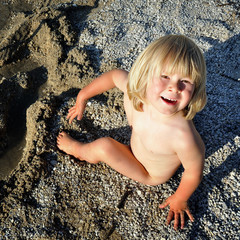 kind beim strandspielen