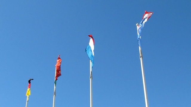 Drapeaux au vent