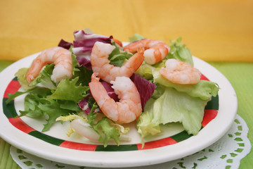 Frischer Salat mit Garnelen