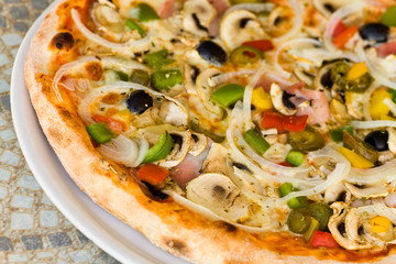 pizza mit champignons,schinken,oliven