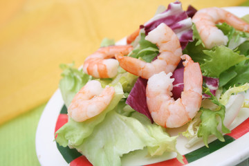 Frischer Salat mit Garnelen