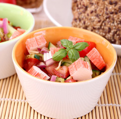 Frischer Salat mit Surimi