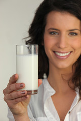 Portrait d'une jeune femme avec un verre de lait