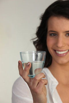 Portrait d'une jeune femme avec un verre d'eau