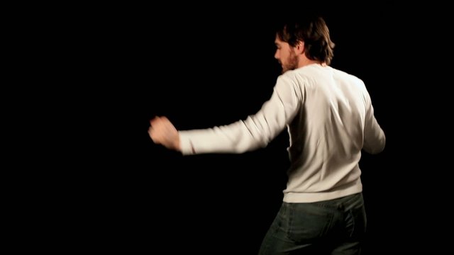 Jeune homme dansant 2