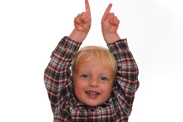 Kleiner Junge zeigt nach oben