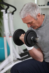 Homme senior faisant de la musculation