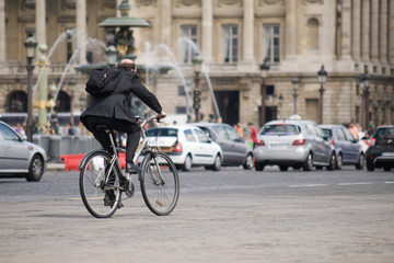 Fototapeta na wymiar rowerzysta, Place de la Concorde, Paris