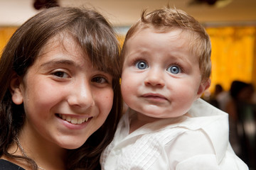 Fillette avec un bébé.