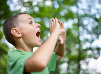 Obraz premium Little boy shouting in the forest