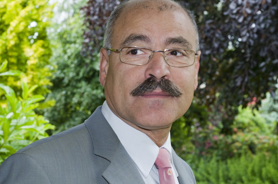 Mann blickt zur Seite