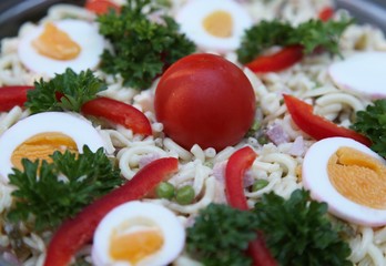 Hübsch dekorierter Nudelsalat