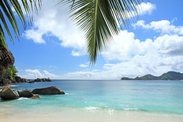 plage de sable blanc et blocs granitiques aux Seychelles
