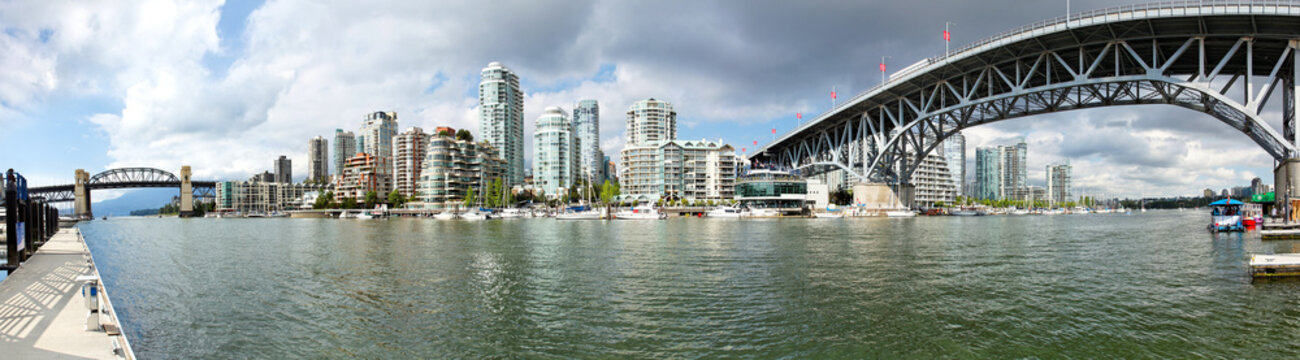 Skyline von Vancouver mit Granville Bridge, Kanada