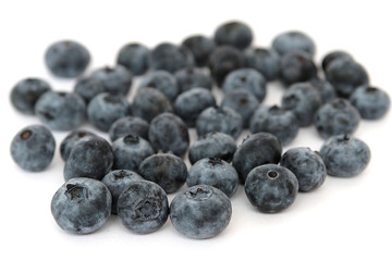 Blaubeeren auf weißem Untergrund