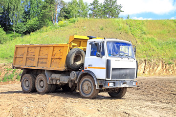 Obraz premium dump truck