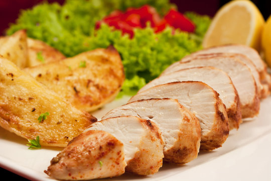 H&auml;hnchenbrustfilet mit Ofenkartoffeln
