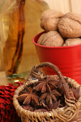Weihnachtsmotiv mit Sternanis im Körbchen