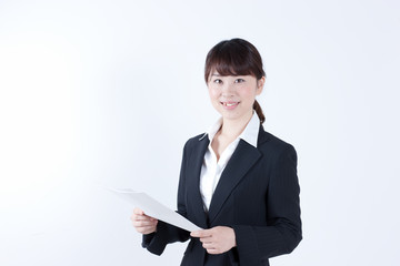 書類を持つ女性