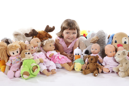 M&auml;dchen mit Puppen und Kuscheltieren