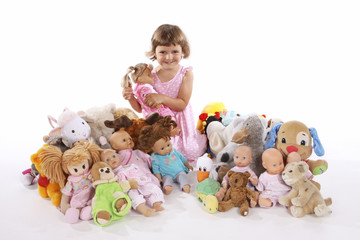 Mädchen mit Puppen und Kuscheltieren