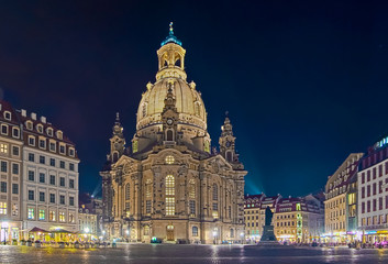 Fototapeta premium Dresden Frauenkirche mit Marktplatz