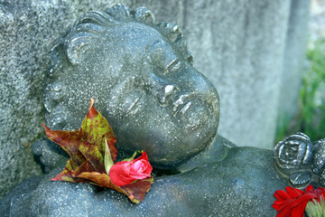 schlafender Engel mit Rose
