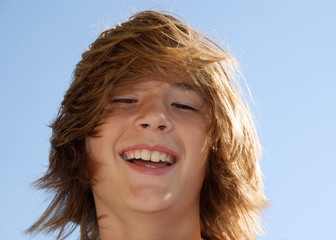 lachender Junge