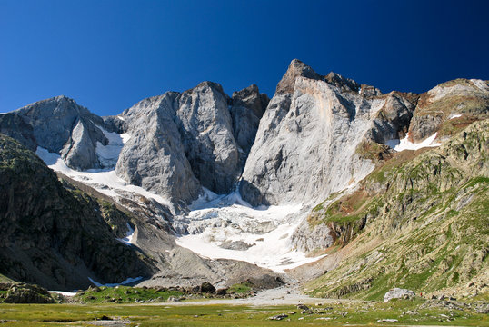 Le Vignemale en &eacute;t&eacute;