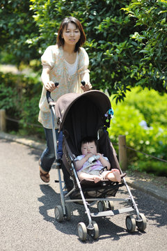 公園を散歩してる親子