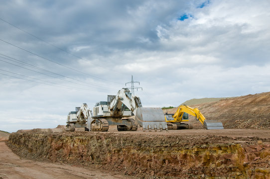 Raupenbagger im Stra&szlig;enbau