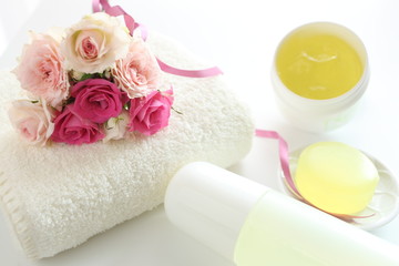Fototapeta na wymiar Kwiaty, ręczniki i kosmetyki do pielęgnacji skóry dla obrazu salonie piękności