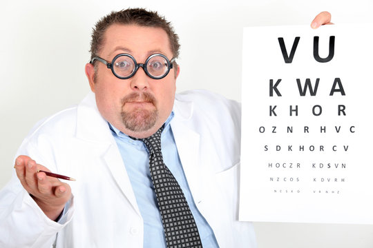 Portrait d'un m&eacute;decin avec tableau d'acuit&eacute; visuelle