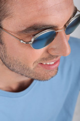 Portrait d'un homme portant des lunettes de soleil