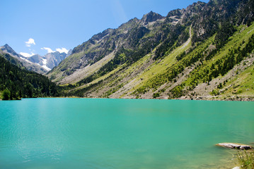 Fototapeta na wymiar Lac de Gaube et eaux turquoises