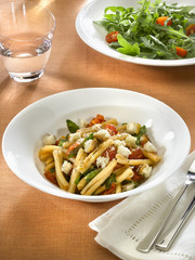 pâtes maison à la tomate, la roquette et chapelure de pain,