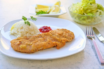 Wiener Schnitzel mit Reis und Salat