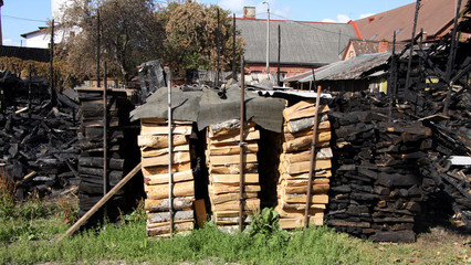 Brandschaden Holzscheite & Holzhaus