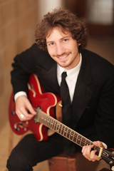Obraz premium Musiker mit roter Gitarre