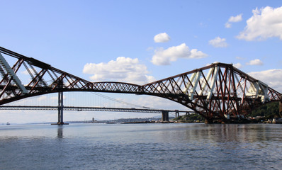 Fototapeta na wymiar Forth mostów kolejowych i drogowych, Queensferry, Szkocja