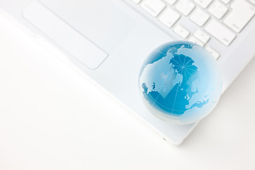 ビジネスイメージ　ガラスの地球儀とノートパソコン