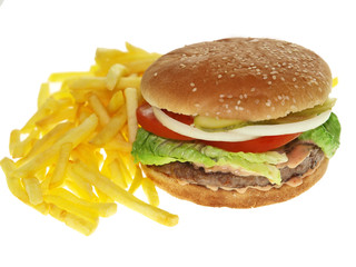 hamburger mit Pommes freigestellt auf weißem hintergrund