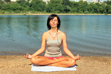 Fototapeta na wymiar girl yoga class at the lake