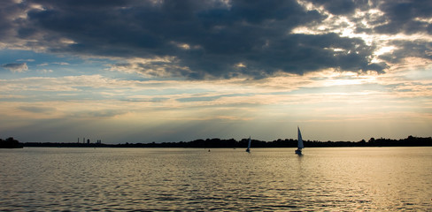 Segelboote im Sonnenuntergang