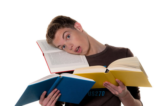 Junger Student beim lernen mit Büchern