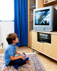 Fototapeta na wymiar Kleines Kind beim Fernsehen mit Fernsehapparat