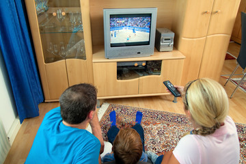 Familie beim Fernsehen mit Fernsehapparat