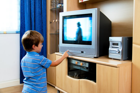 Kleines Kind beim Fernsehen mit Fernsehapparat