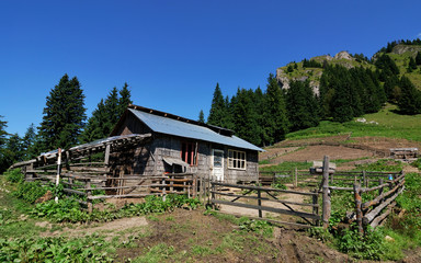Fototapeta na wymiar Górski krajobraz z owczarni, Rumunia